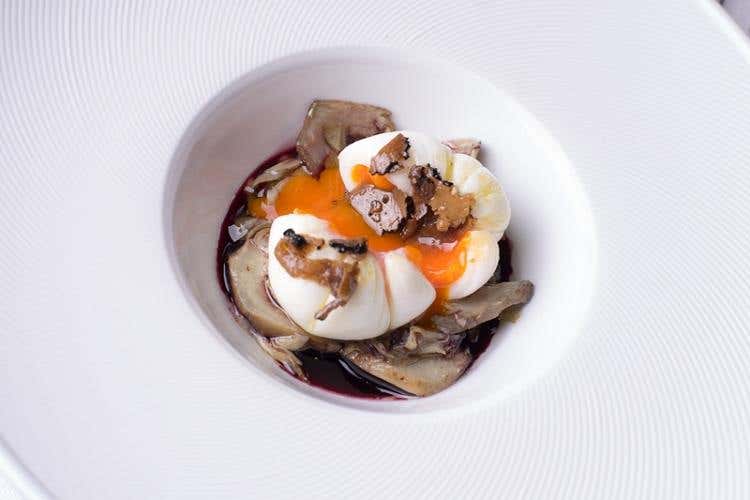 Uovo in riduzione di Chianti con carciofi e tartufo nero confit, e dopo...